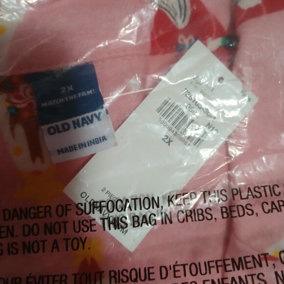 Brand NWT Old Navy Soft Pink Flannel Women's Pajamas w/Red Triangle Santas, 2x - Picture 6 of 6